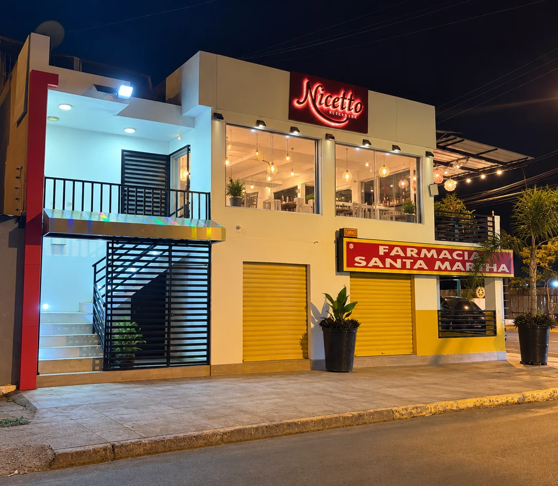 Fachada nocturna de Nicetto Restaurant en Portoviejo